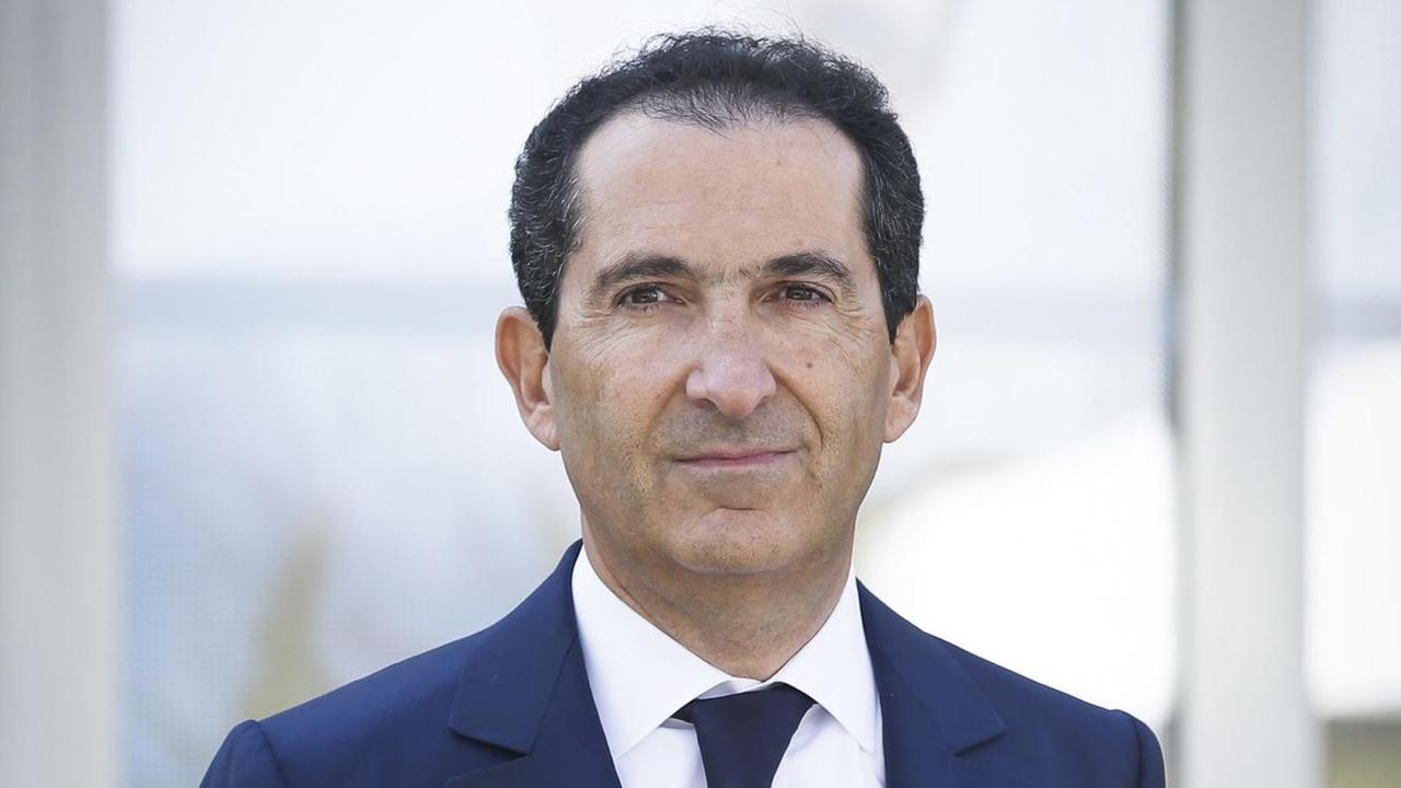 Portraitaufnahme von Patrick Drahi in blauem Anzug. Portraitaufnahme von Patrick Drahi in blauem Anzug.