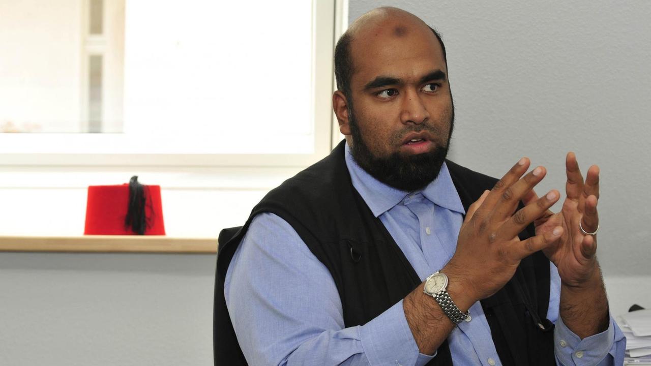 Mohammad Imran Sagir, Leiter der islamischen Telefon-Seelsorge und Gefängnisseelsorger in Berlin. (Bild: AFP / John MacDougall)