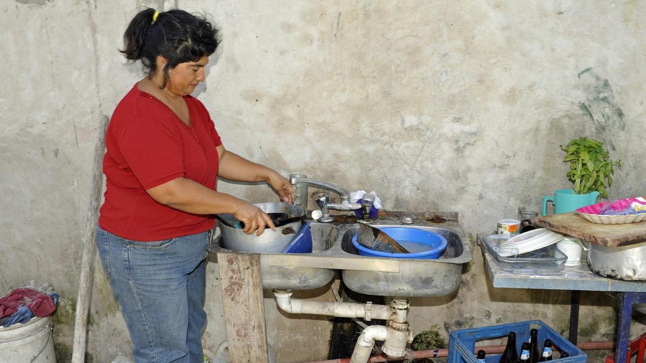Eine Frau in einer Küche im Elendsviertel El Mileno