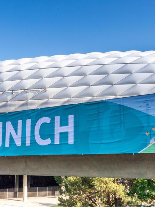 Ein Banner mit der Aufschrift „Munich“ hängt vor der Allianz-Arena in München.