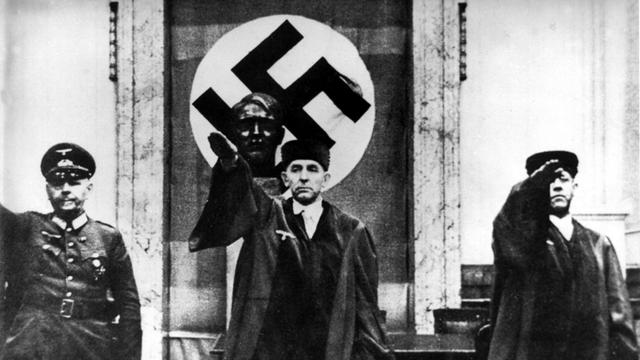 Roland Freisler (mitte), (30.10.1893 - 3.2.1945), Richter, Praesident des Volksgerichshofes , Szene aus einer Sitzung im Gerichtssaal mit Hitlergruss, undatiert, 40er Jahre