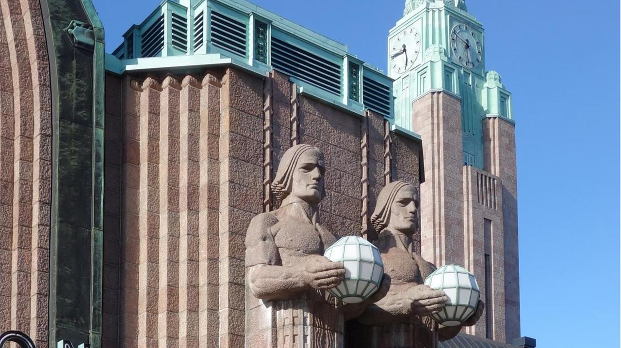 Figuren an der Fassade des Hauptbahnhofes in Helsinki.
