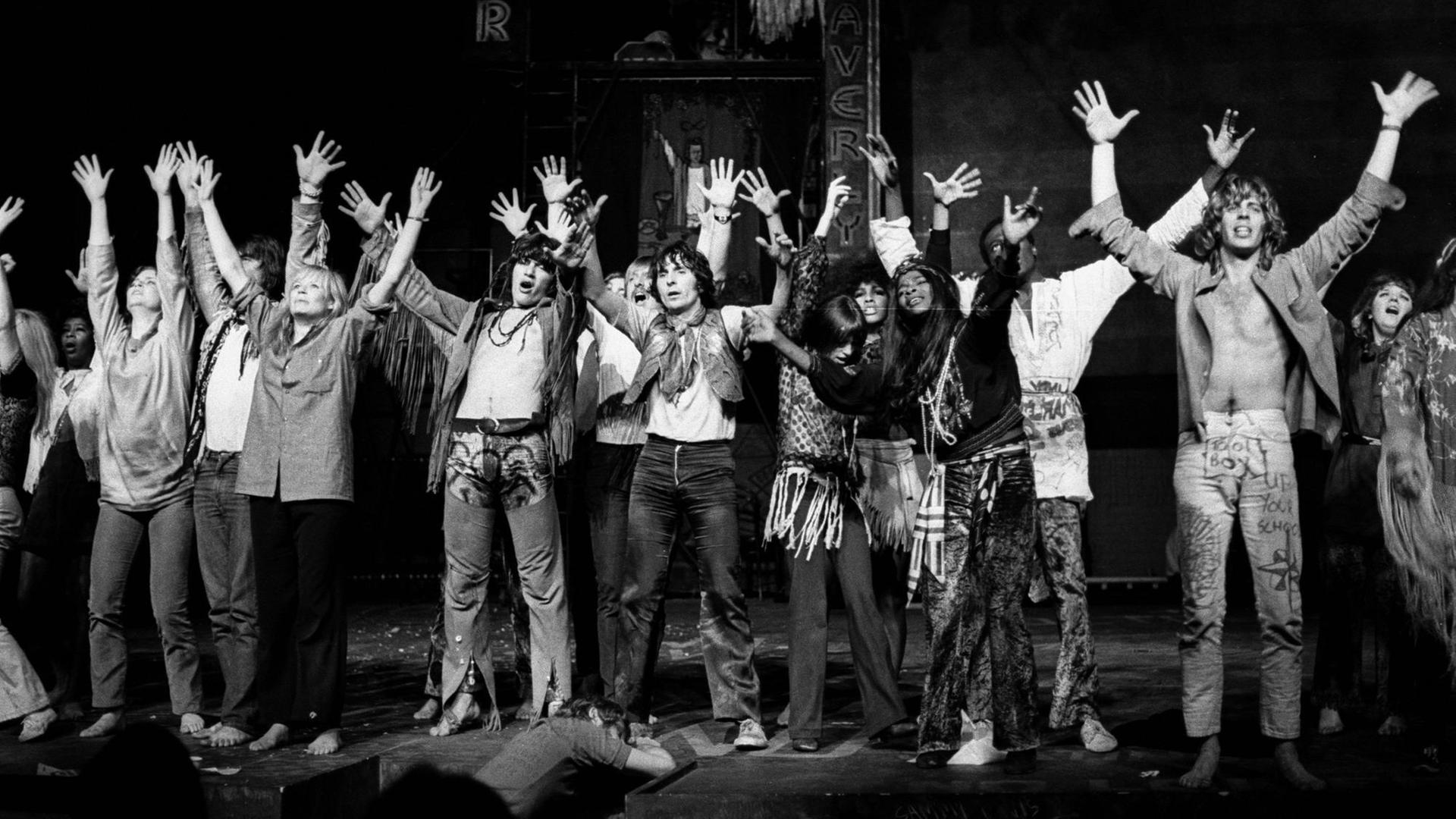 Szene aus dem US-Musical "Hair", aufgeführt 1968 im Londoner Shaftesburgy Theatre am 24.09.1968 Szene aus dem US-Musical "Hair", aufgeführt 1968 im Londoner Shaftesburgy Theatre am 24.09.1968