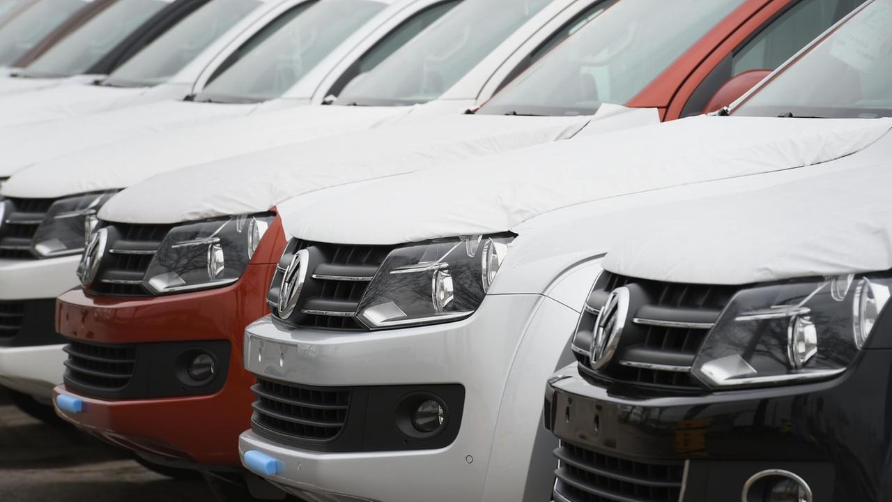 Das Bild zeigt mehrere hintereinender stehende weiße VW-Autos. Man sieht nur die Frontseiten. Das Bild zeigt mehrere hintereinender stehende weiße VW-Autos. Man sieht nur die Frontseiten.