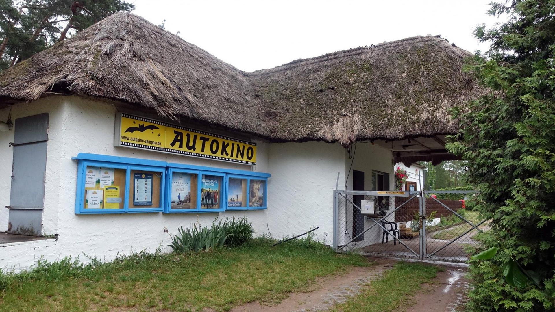 Der Einfahrtsbereich des Autokinos Zempow. An einem Schenkel des Baus ist die Einfahrt, an der Wand des anderen hängt ein Programmkasten. Der Einfahrtsbereich des Autokinos Zempow. An einem Schenkel des Baus ist die Einfahrt, an der Wand des anderen hängt ein Programmkasten.