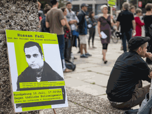 Berlin: Kundgebung vor dem Berliner Polizeipraesidium am Montag den 10. Juli 2017 anlässlich der Einstellung des Verfahrens gegen Polizisten, welche im September 2016 Hussam Fadl bei einem Polizeieinsatz auf dem Gelände einer Flüchtlingsunterkunft erschossen haben.