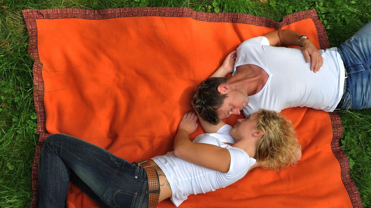 Symbolfoto Paarbeziehung für Zuneigung, Liebe, Sex, Differenz, Sympathie Symbolfoto Paarbeziehung für Zuneigung, Liebe, Sex, Differenz, Sympathie