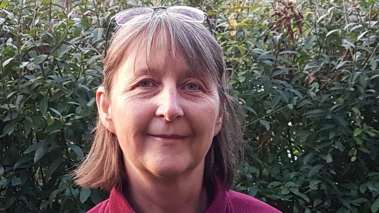 Porträtaufnahme von Anke Graneß im Garten Porträtaufnahme von Anke Graneß im Garten