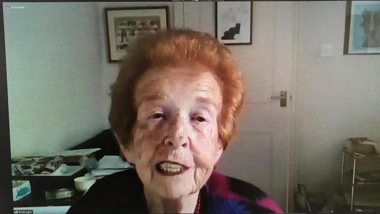 Eine Überlebende der Reichspogromnacht 1938, Eve Kugler, während eines Zoom-Interviews