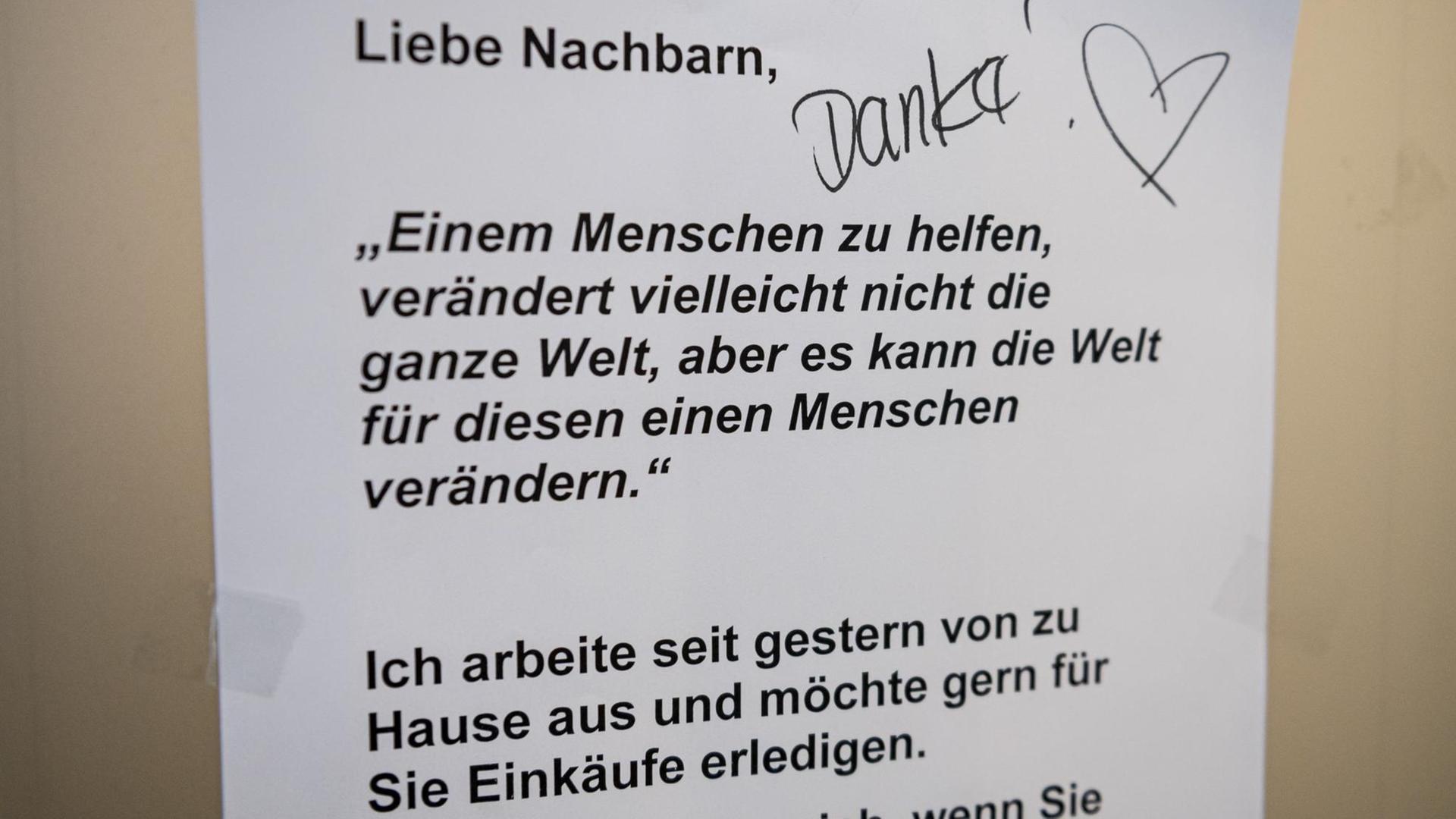 In einem Berliner Hochhaus hängt im Flur ein Zettel, in dem ein Bewohner Hilfe für seine Nachbarn bei Einkäufen anbietet. 26.März 2020, Berlin.