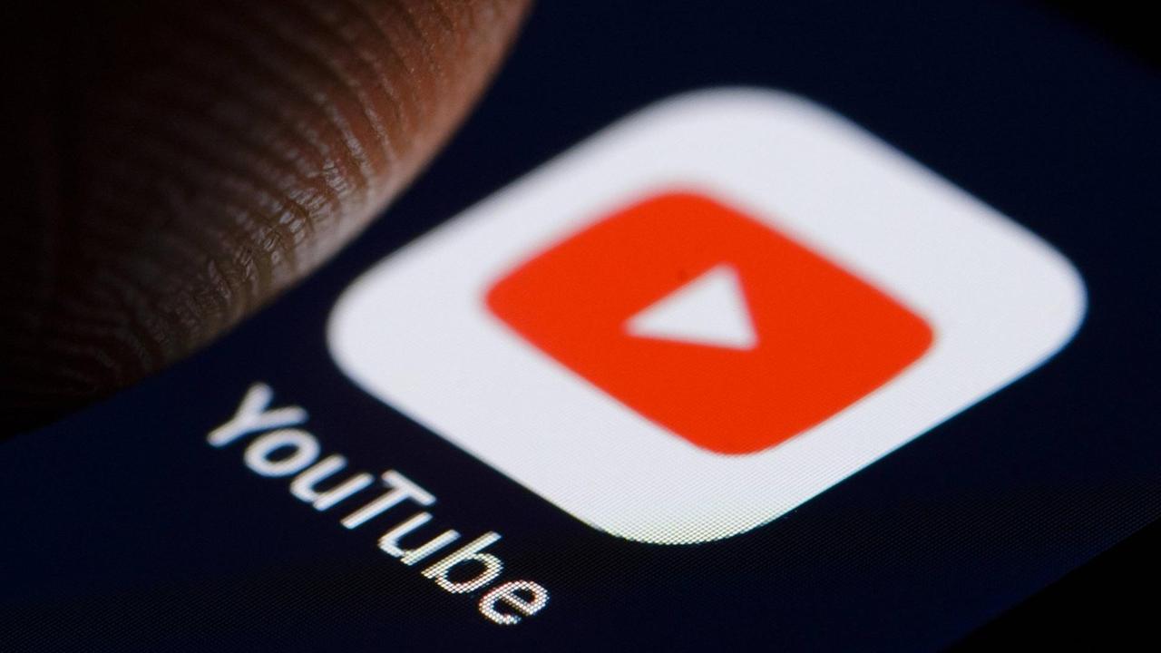 Das Logo des Videoportals YouTube auf einem Smartphone Das Logo des Videoportals YouTube auf einem Smartphone