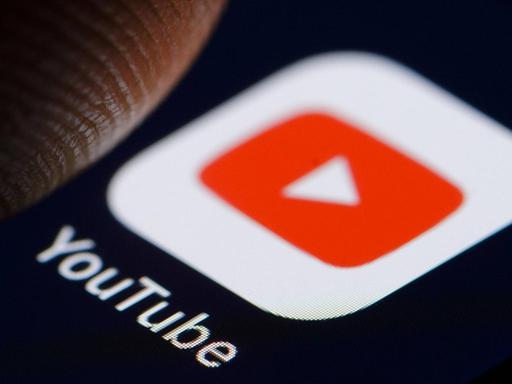 Das Logo des Videoportals YouTube auf einem Smartphone