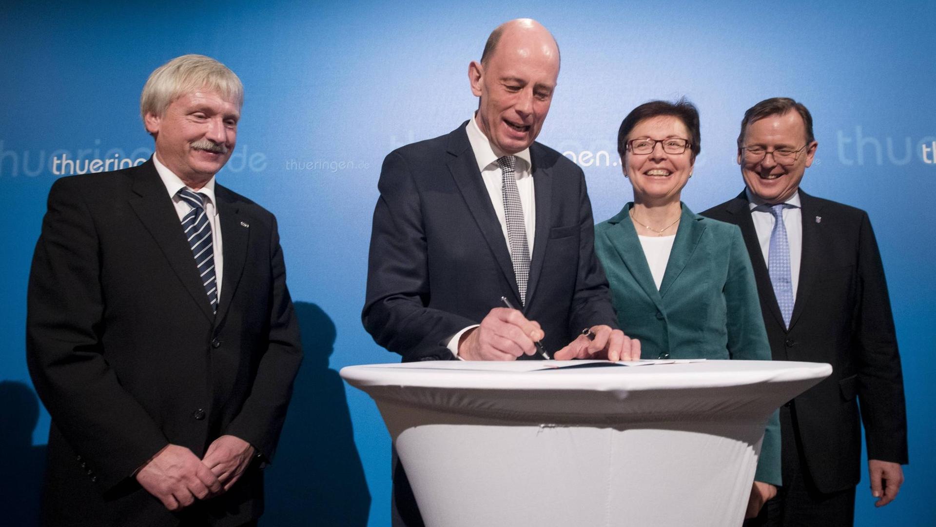 Farbofoto, offizieller Pressetermin, Regierungsmedienkonferenz 2016 in Thüringen mit Rektor Peter Scharff, Wissenschaftsminister Wolfgang Tiefensee, Finanzministerin Heike Taubert, Linke-Landtagsabgeordneter Bodo Ramelow Farbofoto, offizieller Pressetermin, Regierungsmedienkonferenz 2016 in Thüringen mit Rektor Peter Scharff, Wissenschaftsminister Wolfgang Tiefensee, Finanzministerin Heike Taubert, Linke-Landtagsabgeordneter Bodo Ramelow