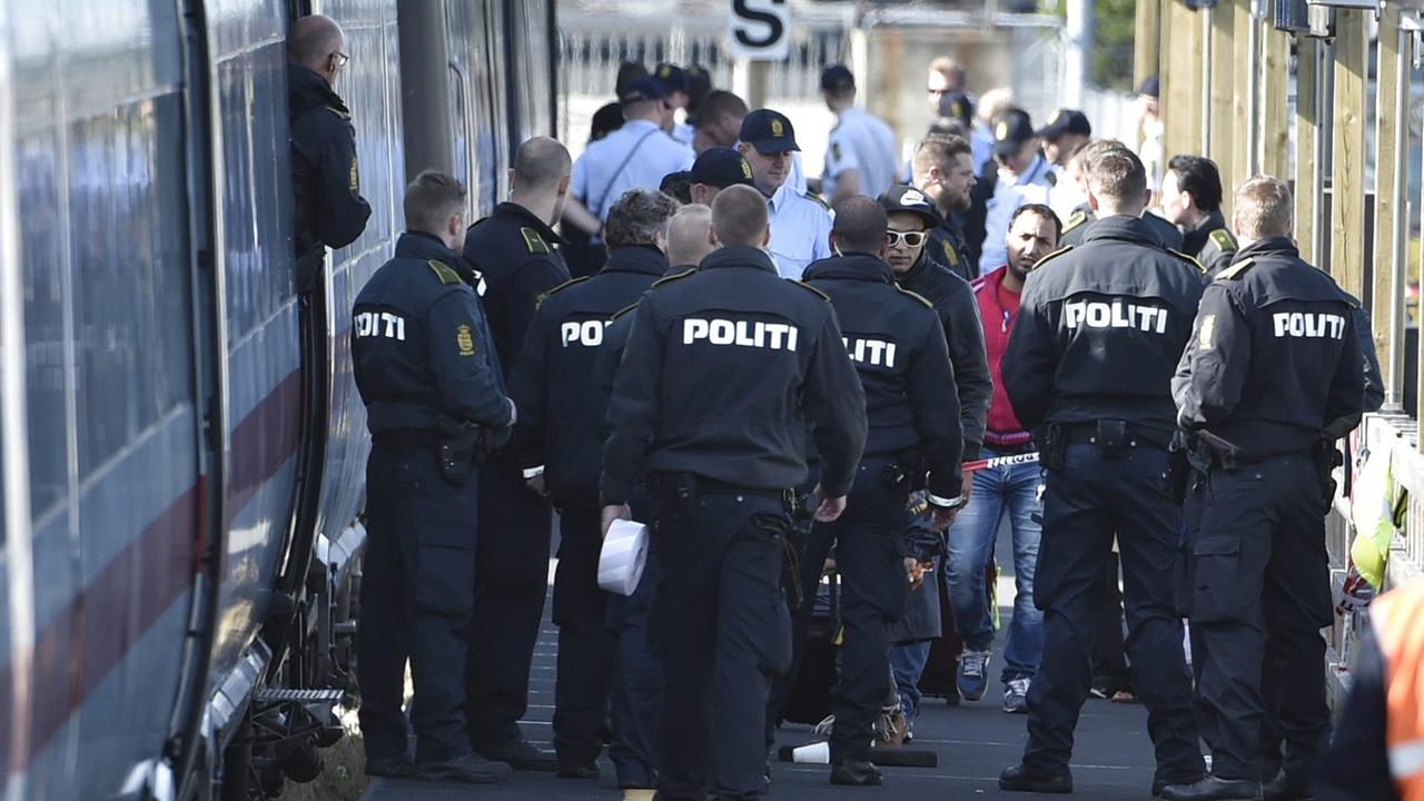 Dänische Polizisten stehen in Rødby vor einem ICE. Dänische Polizisten stehen in Rødby vor einem ICE.