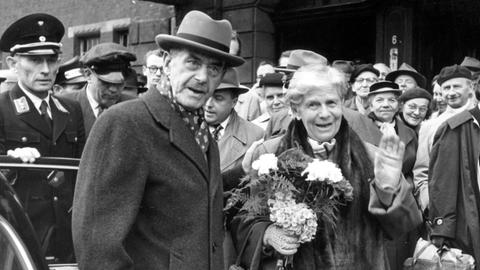 Der Schriftsteller Thomas Mann mit seiner Ehefrau Katia am Lübecker Hauptbahnhof 1955. Anlass des Besuchs seiner Geburtsstadt war die Verleihung der Ehrenbürgerwürde.