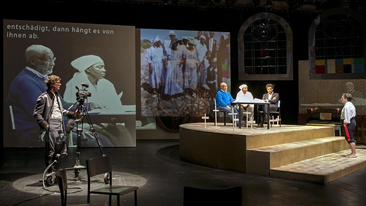 Yuri Englert, Israel Kaunatjike, Talita Uinuses, Julian Warner und Stefko Hanushevsky in "Herero_Nama - A History of Violence" von Nuran David Calis am Schauspiel Köln. Yuri Englert, Israel Kaunatjike, Talita Uinuses, Julian Warner und Stefko Hanushevsky in "Herero_Nama - A History of Violence" von Nuran David Calis am Schauspiel Köln.