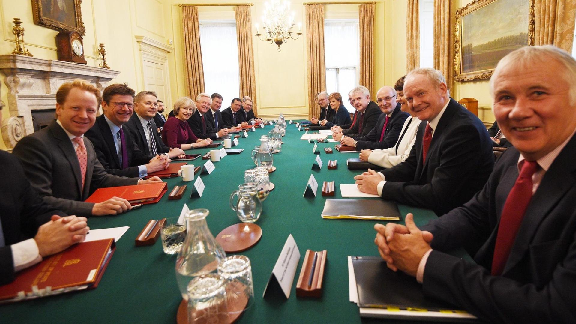 Treffen am britischen Regierungssitz in der Downing Street mit den drei Frauen Theresa May, Nicola Sturgeon und Arlene Foster - letztere für Nordirland, sowie dem ersten Minister aus Wales, Carwyn Jones.