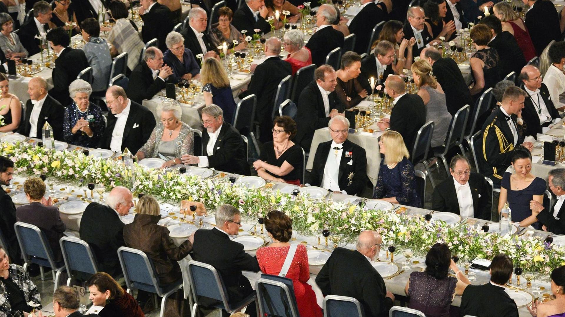 Das Foto zeigt das feierliche Bankett, das an die Übergabe der Nobelpreise in Stockholm anschließt, in der Mitte sitzt Schwedens König Carl XVI. Gustaf. Das Foto zeigt das feierliche Bankett, das an die Übergabe der Nobelpreise in Stockholm anschließt, in der Mitte sitzt Schwedens König Carl XVI. Gustaf.