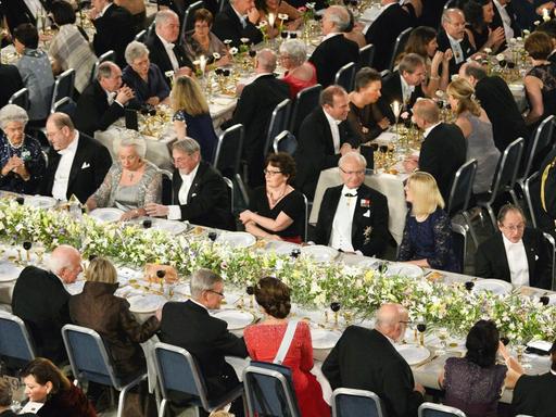 Das Foto zeigt das feierliche Bankett, das an die Übergabe der Nobelpreise in Stockholm anschließt, in der Mitte sitzt Schwedens König Carl XVI. Gustaf.