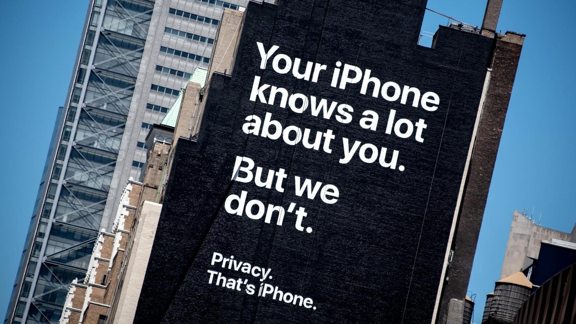 Die Aufschrift "Your iPhone knows a lot about you. But we don't." steht auf einer Hauswand in Manhattan. Die Aufschrift "Your iPhone knows a lot about you. But we don't." steht auf einer Hauswand in Manhattan.