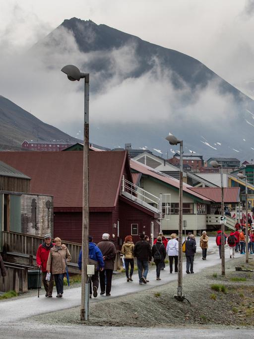 Aufnahme von Touristen in der Stadt Longyearbyen.