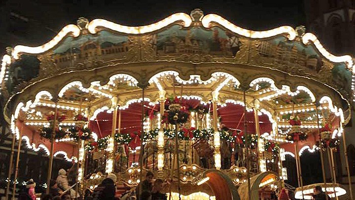 Karussell auf dem Weihnachtsmarkt Römerberg in Frankfurt/Main. Karussell auf dem Weihnachtsmarkt Römerberg in Frankfurt/Main.