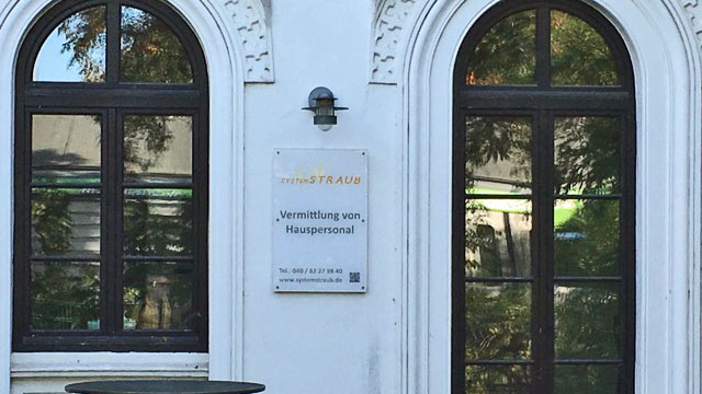 Schild der Hamburger Agentur Straub, die Hauspersonal vermittelt.