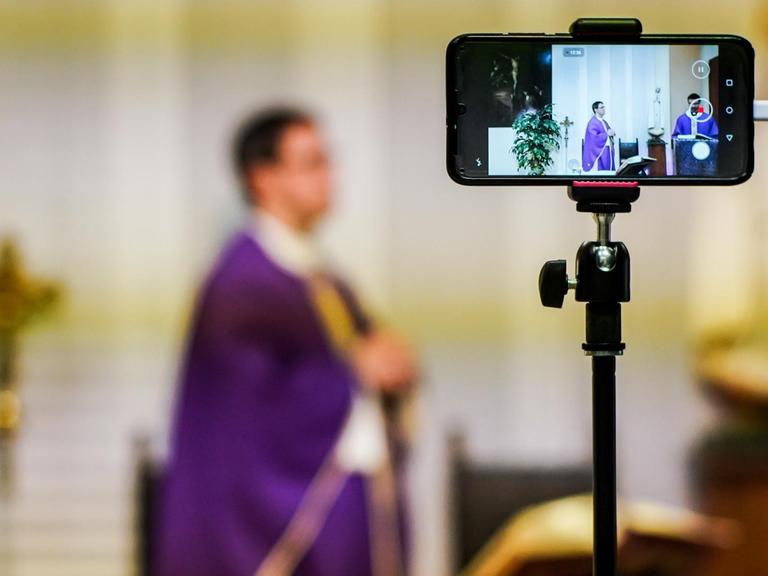 Ein Gottesdienst wird mit einem Handy ins Internet gestreamt.