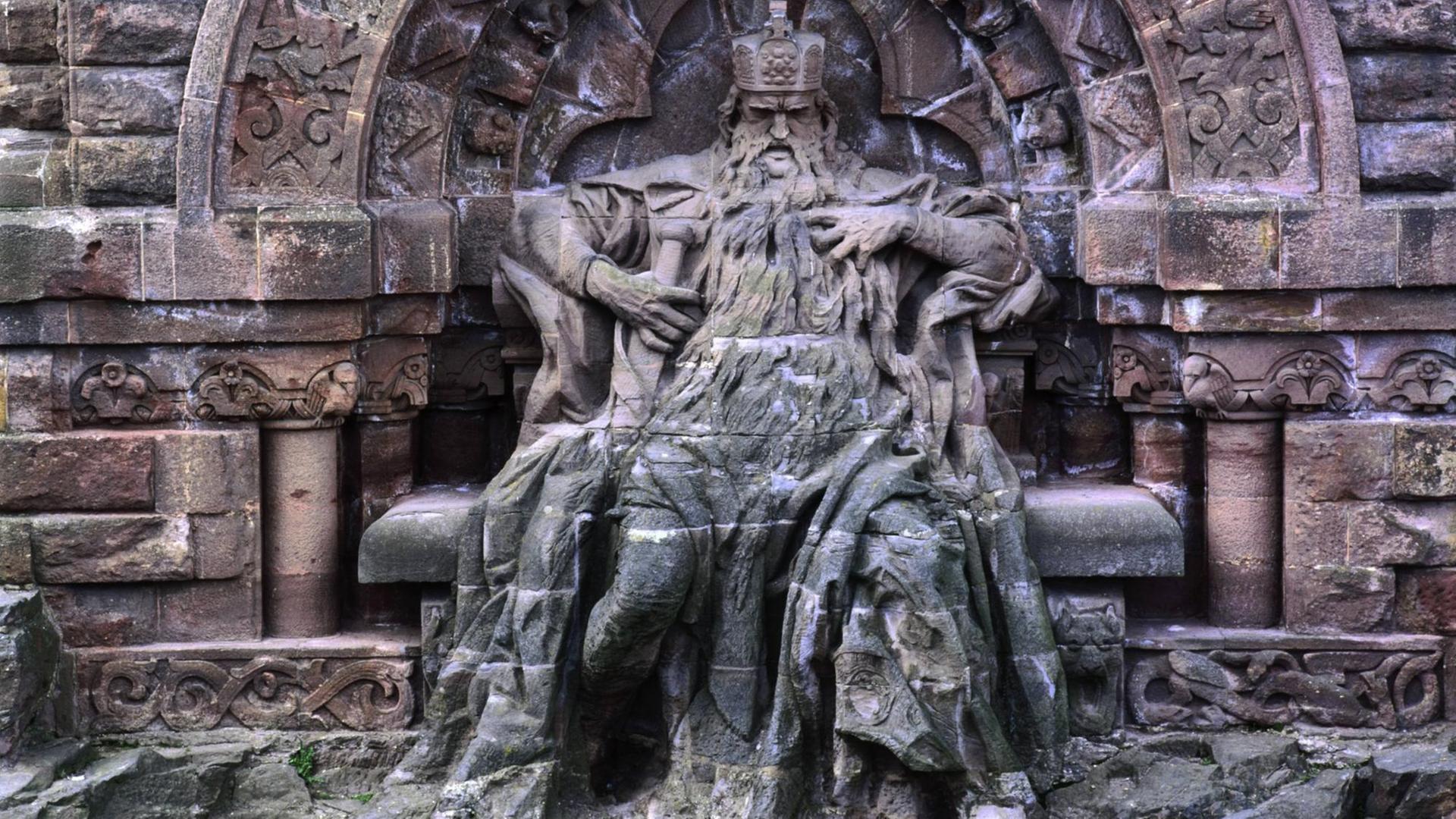 Die Skulptur am Kyffhäuser-Denkmal zeigt Kaiser Friedrich I. Barbarossa. Die Skulptur am Kyffhäuser-Denkmal zeigt Kaiser Friedrich I. Barbarossa.