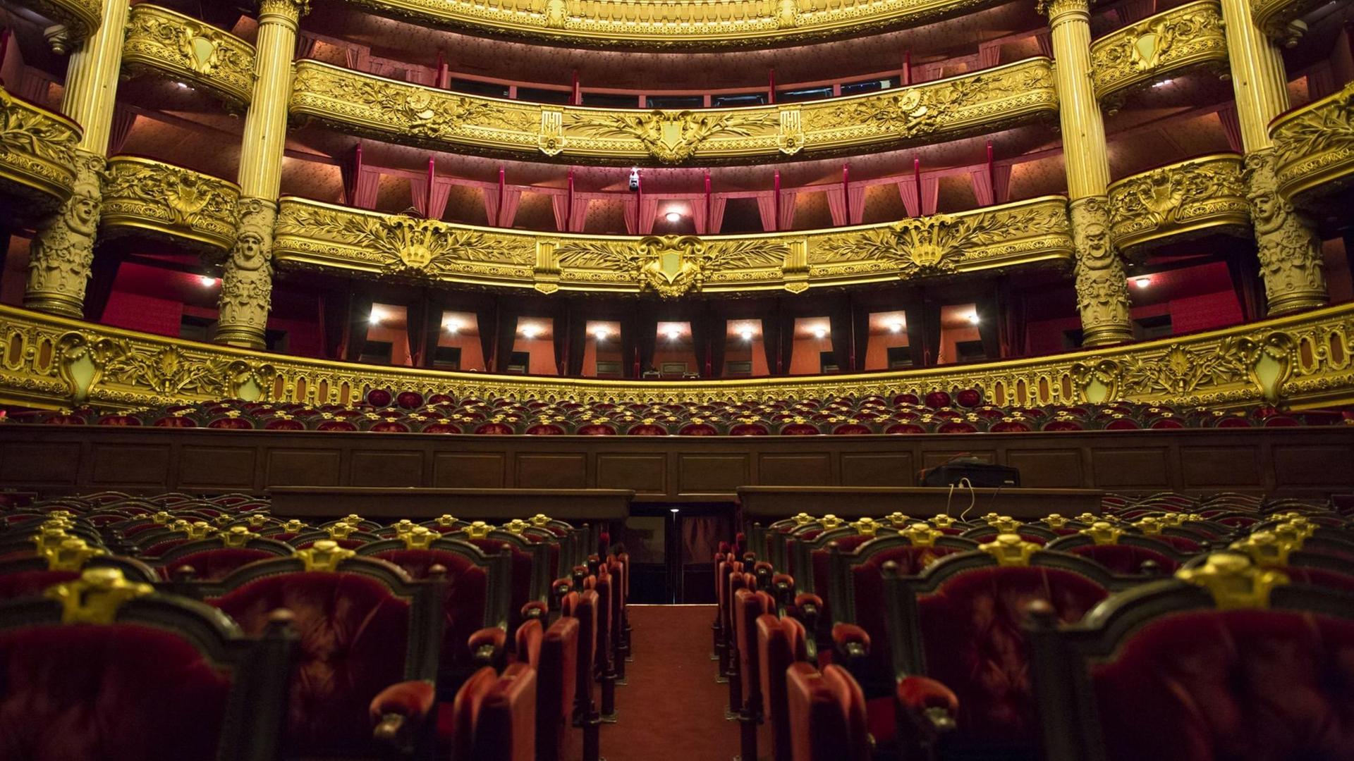 Innenansicht der goldverzierten und samtbehangenen Opéra Garnier in Paris.