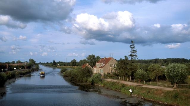 Blick über die Landschaft am ehemaligen Friedrichsgraben, heute Polesskij Kanal, bei Polessk, früher Labiau, am 02.09.2002. Pollesk liegt heute im zu Russland gehörenden Kaliningrader Gebiet - im früheren Ostpreußen.