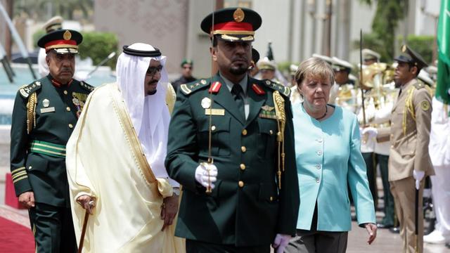 Bundeskanzlerin Angela Merkel (M, CDU) wird am 30.04.2017 in Dschidda (Saudi-Arabien) vom König des Königreichs Saudi-Arabiens, Hüter der Heiligen Stätten, Salman bin Abdelaziz Al Saud (2.v.l) mit militärischen Ehren begrüßt. Saudische Soldaten salutieren.