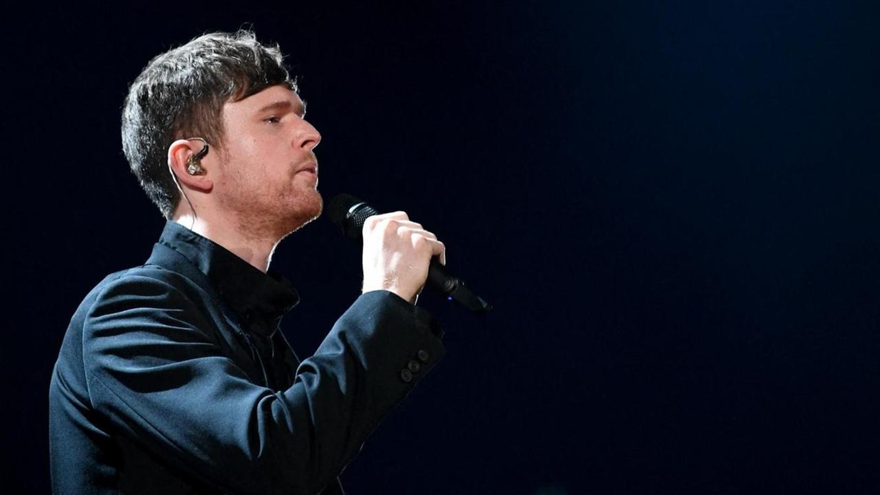 Porträt von James Blake auf der Bühne, 2019. Porträt von James Blake auf der Bühne, 2019.
