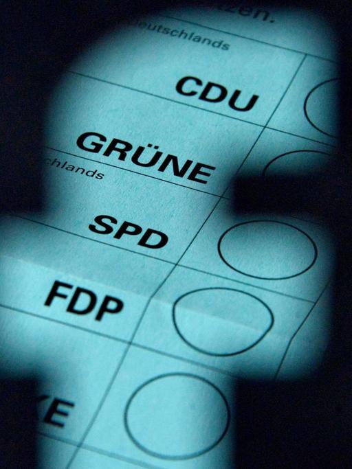 Unter einem ausgeschnittenen Facebook-Logo liegt ein Wahlschein