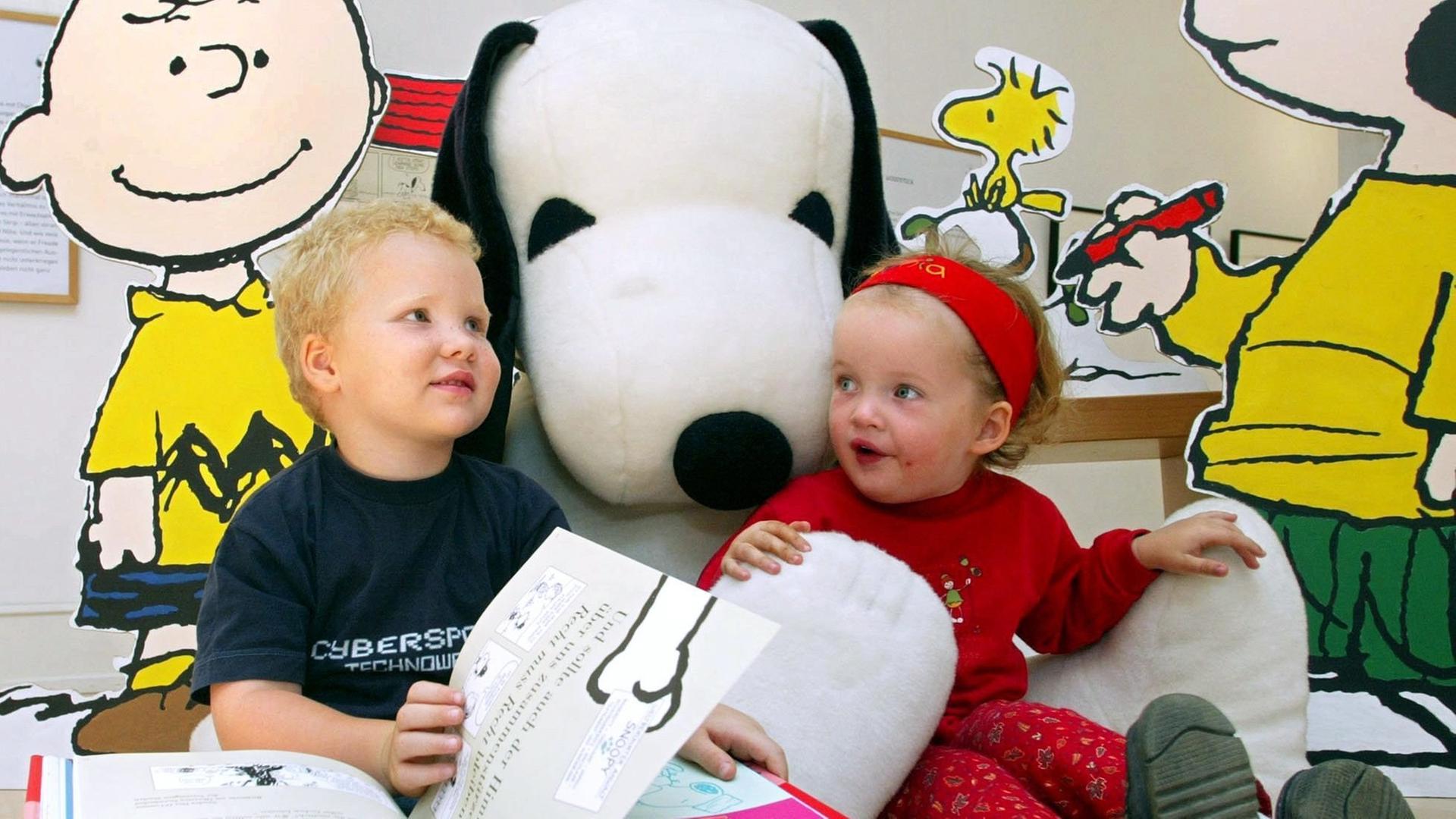 Umgeben von Peanuts-Figuren sitzen der vierjährige Cornelius und die zweijährige Sophia am 18.9.2003 im Bilderbuchmuseum Burg Wissem in Troisdorf bei Bonn. Vom 21. September bis zum 23. November sind hier Original-Illustrationen der amerikanischen Cartoonreihe Peanuts zu sehen. Charlie Brown, Snoopy und ihre Freunde sind damit erstmals in einem deutschem Museum zu Gast. Nach dem Pariser Louvre ist das Troisdorfer Museum nach eigenen Angaben erst das zweite in Europa, das die Leihgaben ausstellen darf. Sie stammen aus dem Charles M. Schulz-Museum im kalifornischen Santa Rosa und von einem französischen Privatsammler. | Verwendung weltweit Umgeben von Peanuts-Figuren sitzen der vierjährige Cornelius und die zweijährige Sophia am 18.9.2003 im Bilderbuchmuseum Burg Wissem in Troisdorf bei Bonn. Vom 21. September bis zum 23. November sind hier Original-Illustrationen der amerikanischen Cartoonreihe Peanuts zu sehen. Charlie Brown, Snoopy und ihre Freunde sind damit erstmals in einem deutschem Museum zu Gast. Nach dem Pariser Louvre ist das Troisdorfer Museum nach eigenen Angaben erst das zweite in Europa, das die Leihgaben ausstellen darf. Sie stammen aus dem Charles M. Schulz-Museum im kalifornischen Santa Rosa und von einem französischen Privatsammler. | Verwendung weltweit