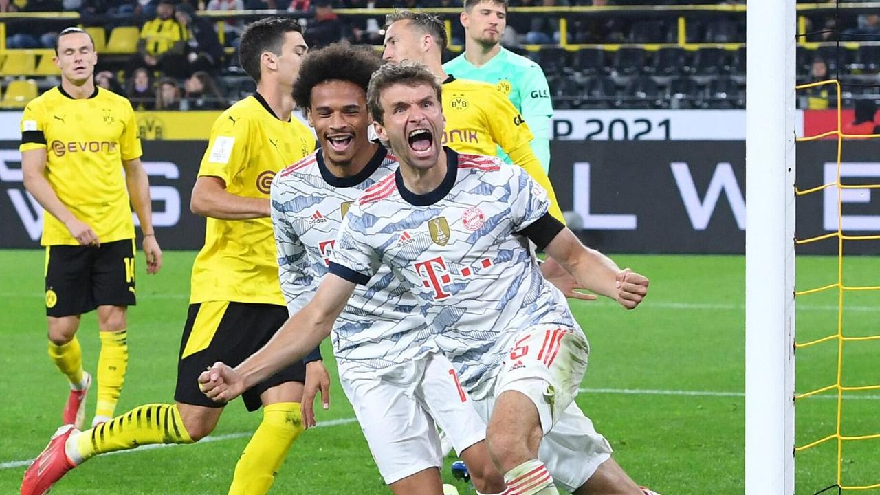 Müller rennt jubelnd über den Fußball-Platz Müller rennt jubelnd über den Fußball-Platz