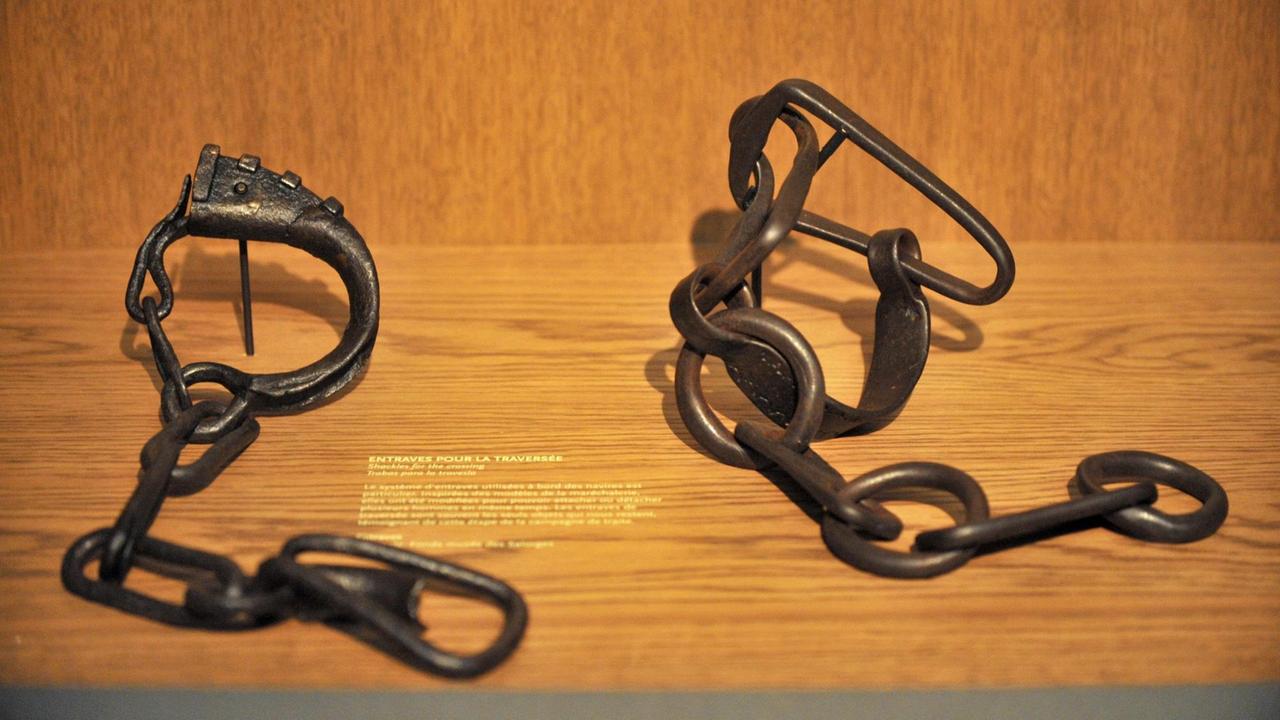 Im Museum in Nantes werden auch Fesseln ausgestellt. Im Museum in Nantes werden auch Fesseln ausgestellt.