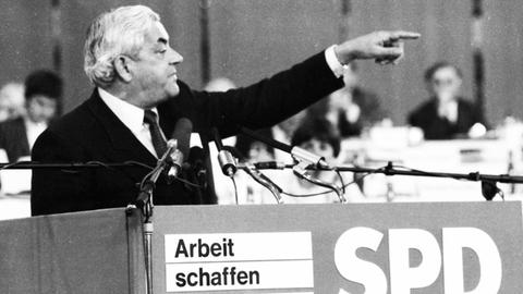 Auf dem Bild ist Horst Ehmek zu sehen - beim SPD-Parteitag am 19.04.1982 in München. Horst Ehmke.