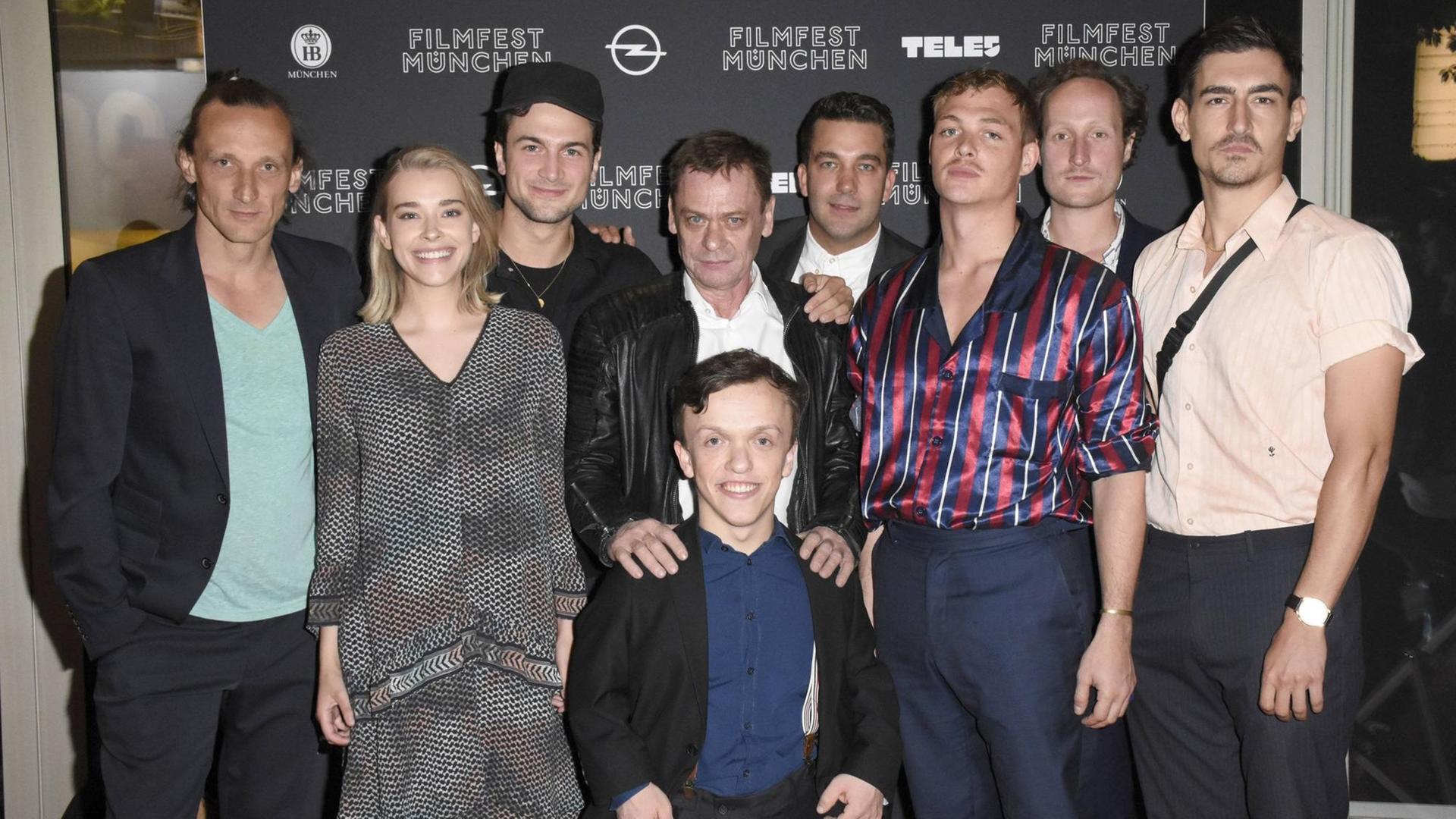 Regisseur Leonel Dietsche mit Cast bei der Premiere von Ende Neu auf dem 36. Filmfest München 2018 im City Kino in München, 01.07.2018 *** Director Leonel Dietsche with cast at the premiere of Ende New at the 36 Filmfest München 2018 at the City Kino in Munich 01 07 2018 Foto:xP.xSchönbergerx/xFuturexImage Regisseur Leonel Dietsche mit Cast bei der Premiere von Ende Neu auf dem 36. Filmfest München 2018 im City Kino in München, 01.07.2018 *** Director Leonel Dietsche with cast at the premiere of Ende New at the 36 Filmfest München 2018 at the City Kino in Munich 01 07 2018 Foto:xP.xSchönbergerx/xFuturexImage
