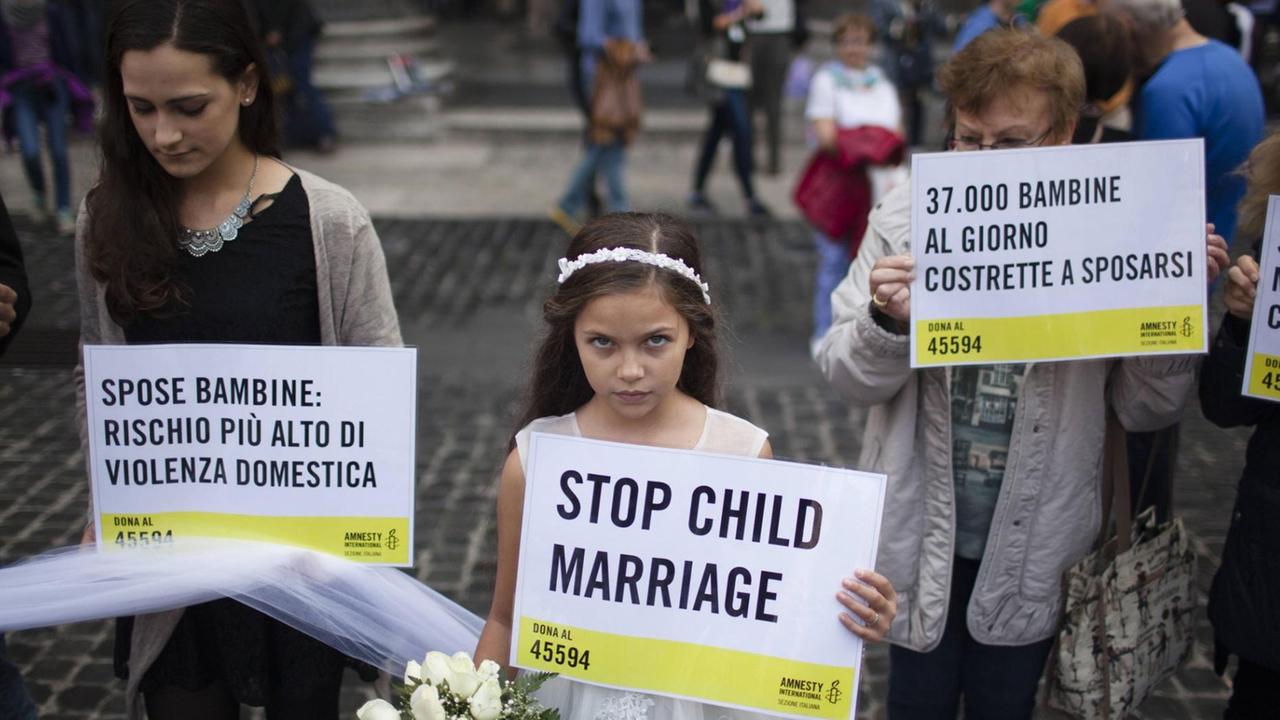 In Rom protestieren Italiener gegen Kinderhochzeit auf der Welt