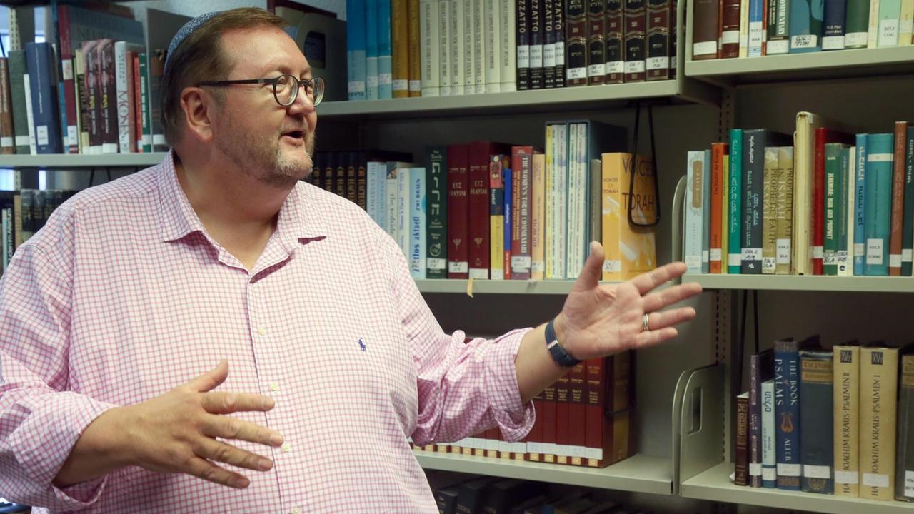 Walter Homolka steht während eines Interviews zu 20 Jahre Abraham Geiger Kolleg vor einem Bücherregal. Walter Homolka steht während eines Interviews zu 20 Jahre Abraham Geiger Kolleg vor einem Bücherregal.