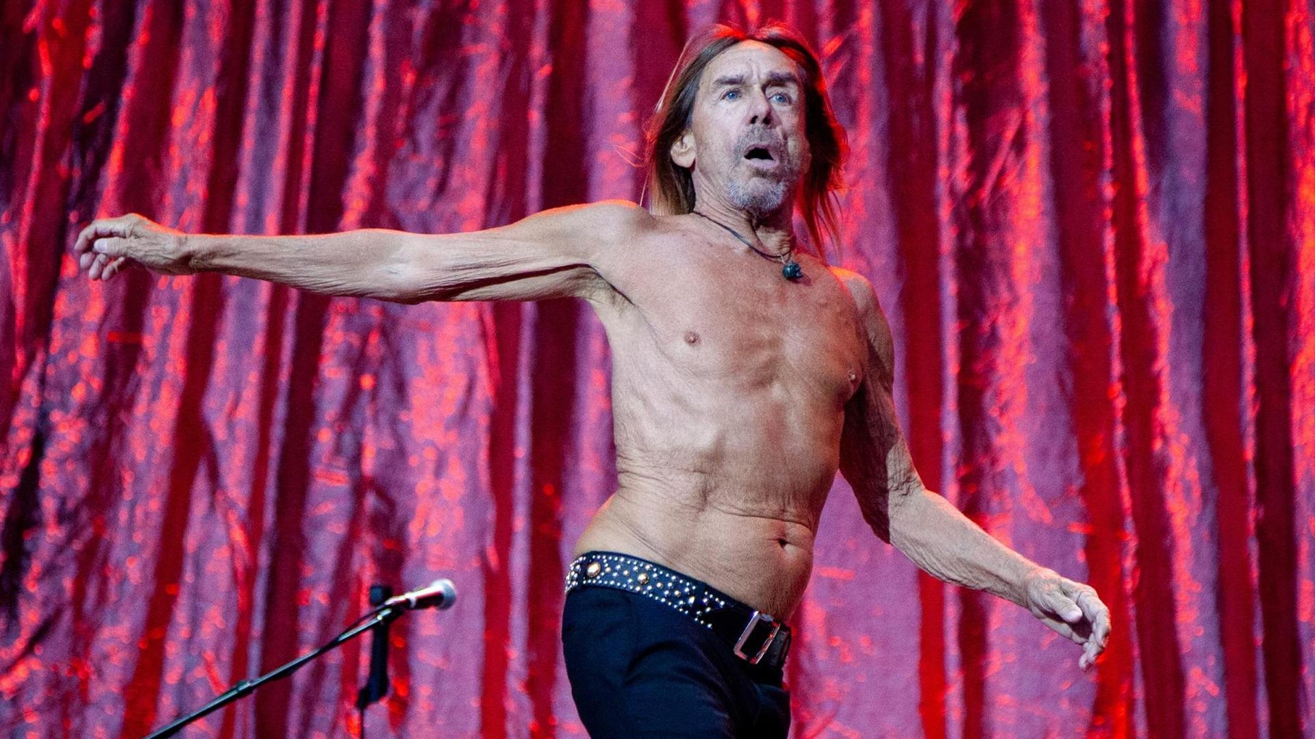 Iggy Pop tanzt mit nacktem Oberkörper auf der Bühne des norwegischen Festivals Trondheim Rocks 2019. Iggy Pop tanzt mit nacktem Oberkörper auf der Bühne des norwegischen Festivals Trondheim Rocks 2019.