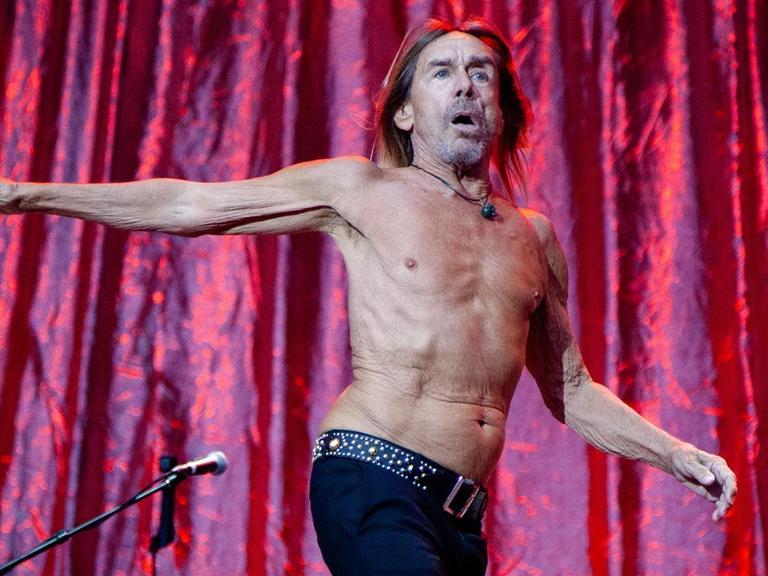 Iggy Pop tanzt mit nacktem Oberkörper auf der Bühne des norwegischen Festivals Trondheim Rocks 2019.