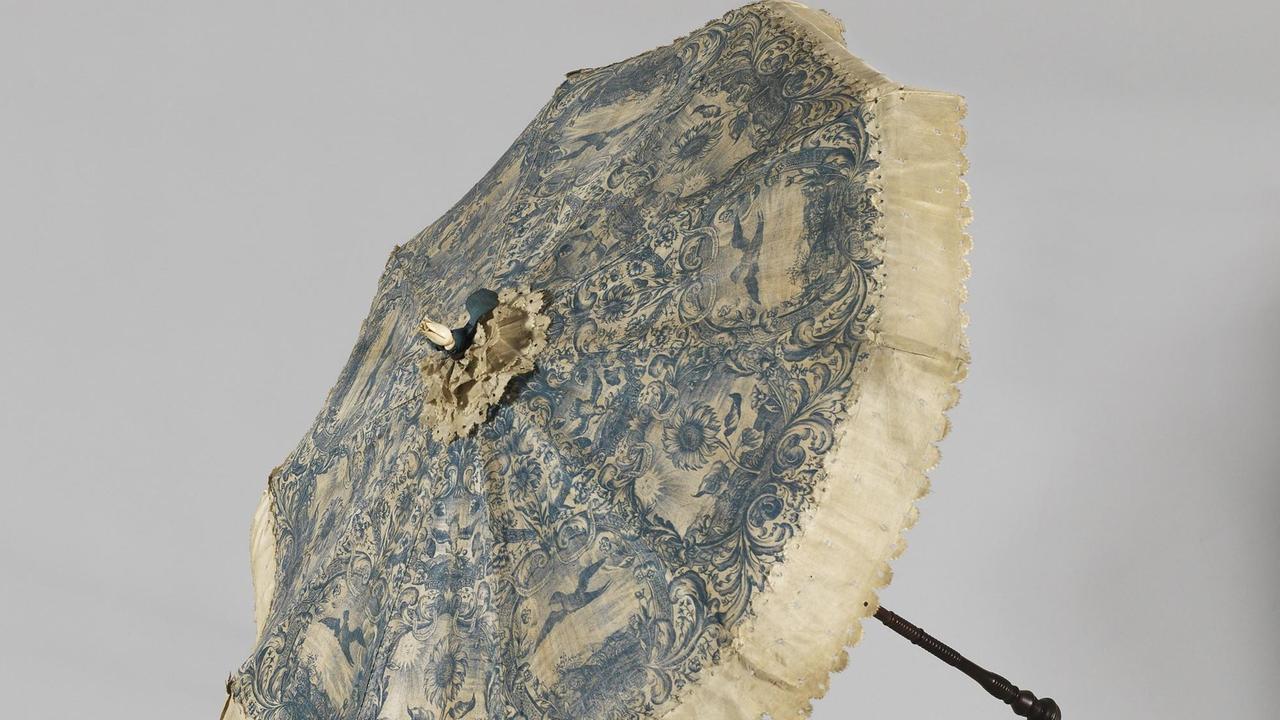 Sonnenschirm, 1780er Jahre, aus Leinen, bedruckt, 82 cm lang, 94 cm Durchmesser, Germanisches Nationalmuseum, Nürnberg
Sonnenschirm, 1780er Jahre, aus Leinen, bedruckt, 82 cm lang, 94 cm Durchmesser, Germanisches Nationalmuseum, Nürnberg