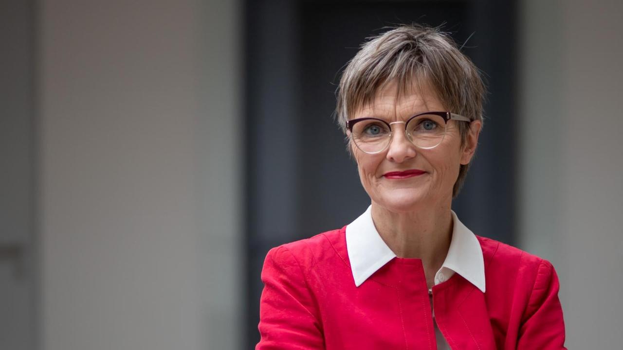 Zu sehen ist Ulrike Lorenz, neue Präsidentin der Klassik Stiftung Weimar, mit rotem Oberteil vor grauem Hintergrund. Zu sehen ist Ulrike Lorenz, neue Präsidentin der Klassik Stiftung Weimar, mit rotem Oberteil vor grauem Hintergrund.
