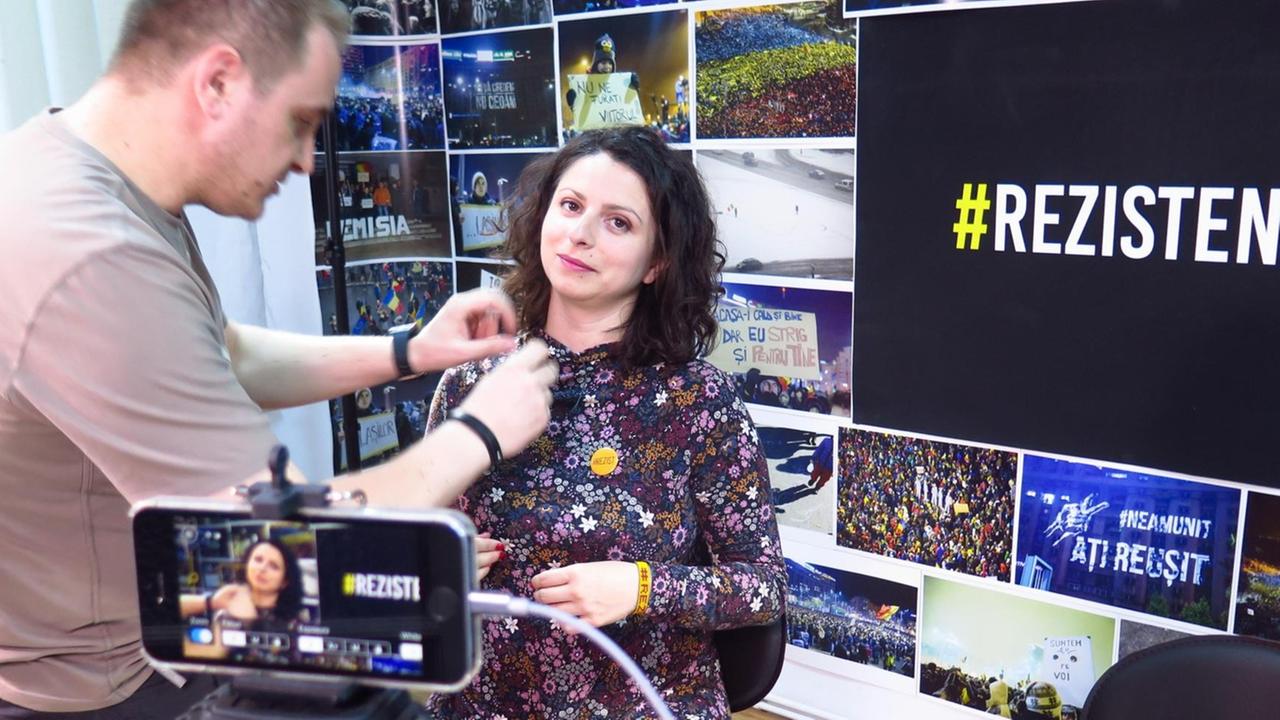 Vorbereitung auf die Talkshow "360 Grad". Mit Handykameras und Facebook-Übertragung will die Bukarester Aktivistengruppe hinter dem "Sender" Rezistenta eine nicht korrupte Gegenöffentlichkeit schaffen. Vorbereitung auf die Talkshow "360 Grad". Mit Handykameras und Facebook-Übertragung will die Bukarester Aktivistengruppe hinter dem "Sender" Rezistenta eine nicht korrupte Gegenöffentlichkeit schaffen.