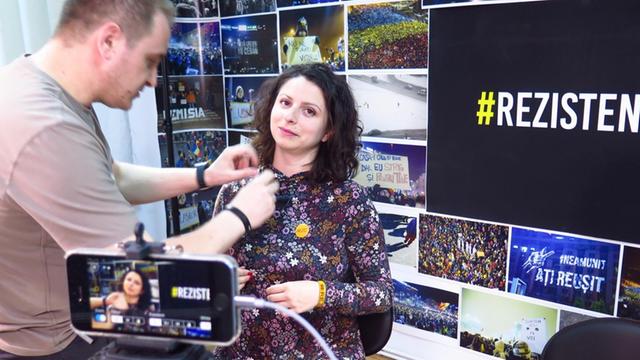 Vorbereitung auf die Talkshow "360 Grad". Mit Handykameras und Facebook-Übertragung will die Bukarester Aktivistengruppe hinter dem "Sender" Rezistenta eine nicht korrupte Gegenöffentlichkeit schaffen.