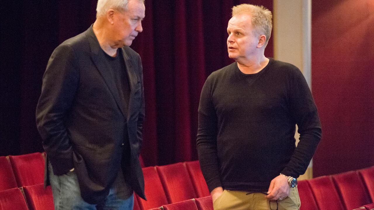 Der Musiker Herbert Grönemeyer (r) und US-Regisseur Robert Wilson im Berliner Ensemble in Berlin während einer Probe zum Stück "Faust I und II" von Goethe in einer Inszenierung von Wilson und dem deutschen Musiker Grönemeyer im Theater. Der Musiker Herbert Grönemeyer (r) und US-Regisseur Robert Wilson im Berliner Ensemble in Berlin während einer Probe zum Stück "Faust I und II" von Goethe in einer Inszenierung von Wilson und dem deutschen Musiker Grönemeyer im Theater.