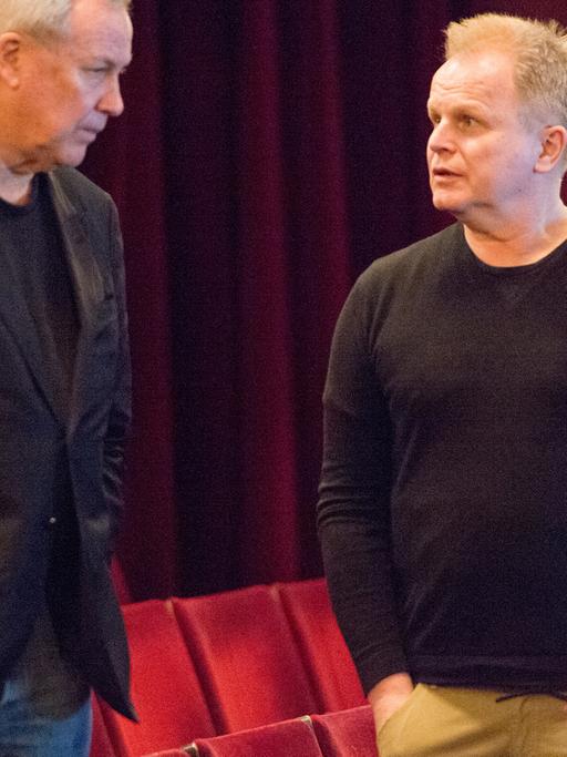 Der Musiker Herbert Grönemeyer (r) und US-Regisseur Robert Wilson im Berliner Ensemble in Berlin während einer Probe zum Stück "Faust I und II" von Goethe in einer Inszenierung von Wilson und dem deutschen Musiker Grönemeyer im Theater.