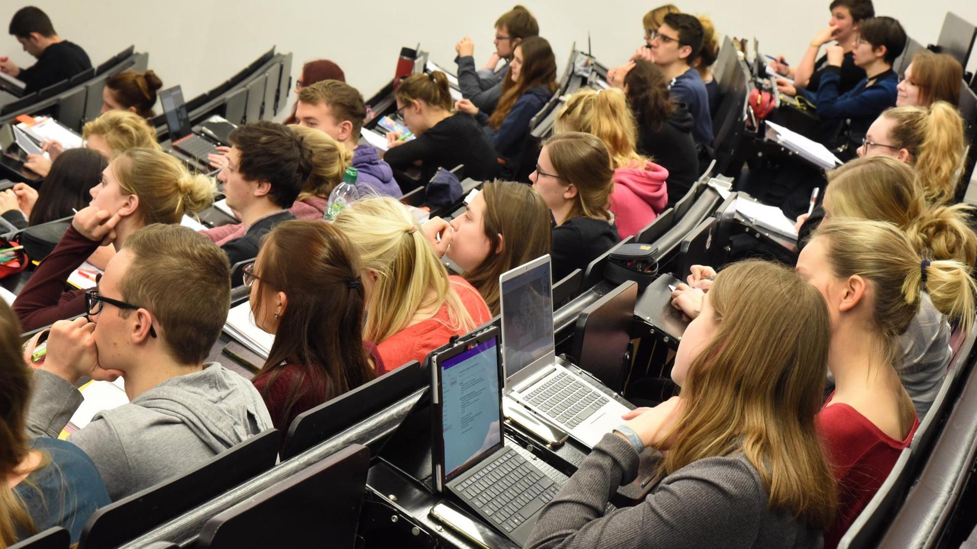 Das Foto zeigt Studierende an der Universität in Leipzig. Das Foto zeigt Studierende an der Universität in Leipzig.